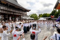 「大松明宮入り」の様子（提供：宮本組、撮影：安田格）