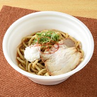 ファミリーマートから発売される「SUSURU TV.監修 濃厚とんこつ豚無双 濃厚無双ラーメン」