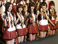 （左から）松井珠理奈、大島優子、前田敦子、渡辺麻友、高橋みなみ＝2010年