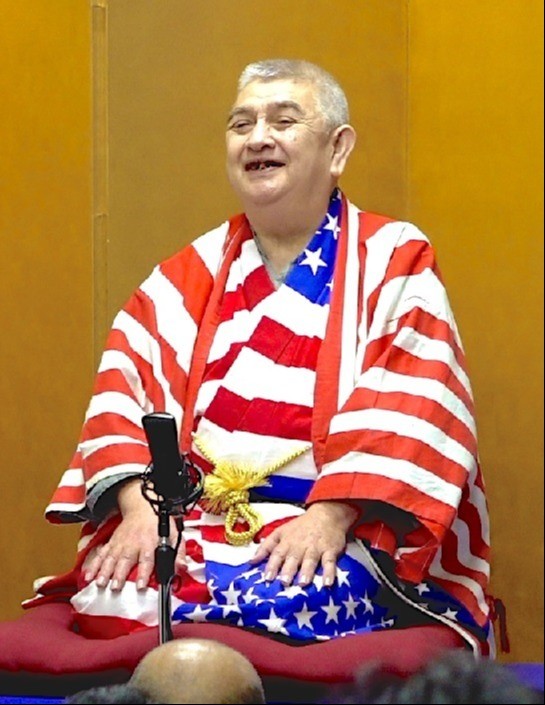 星条旗柄の着物姿で高座に上がる落語家・快楽亭ブラック。その破天荒な生き様がドキュメンタリー映画となった