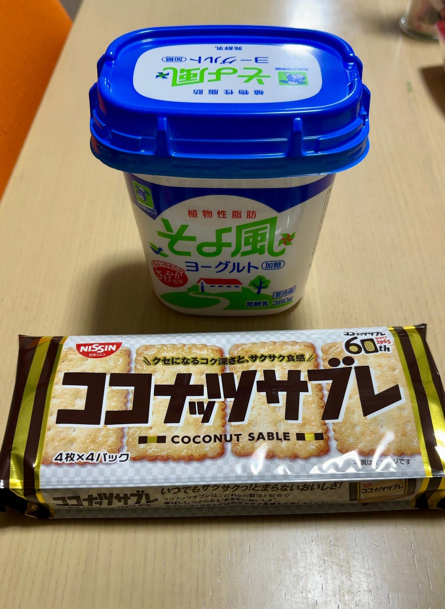 ヨーグルトにココナッツサブレぶっ刺し→一晩寝かせたらチーズケーキ!? 種類変えて挑戦する猛者「最適解は…」「見た目すごい」|まいどなニュース