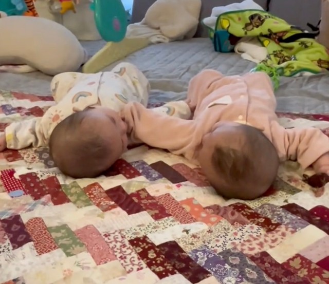 生まれてから初めての双子ちゃん同士のおしゃべり♡（提供：@suchan_mamaさん）
