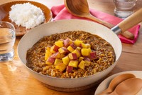 ハウス食品が提案するレシピ「さつまいものキーマカレー」（提供）