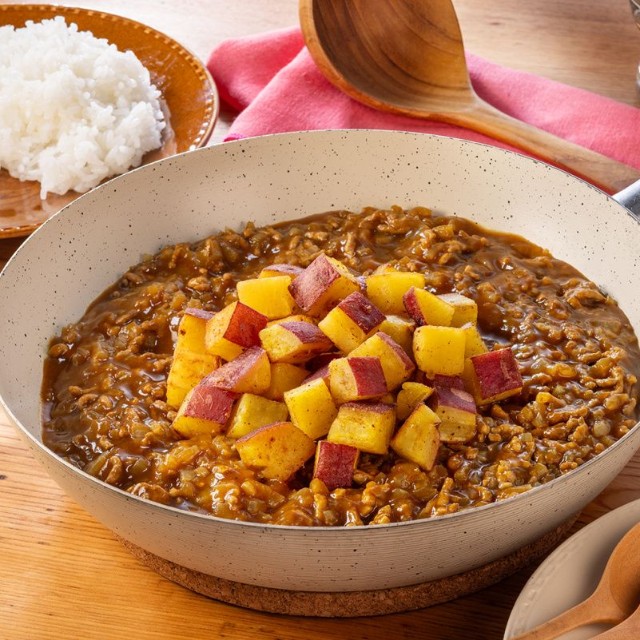 ハウス食品が提案するレシピ「さつまいものキーマカレー」（提供）