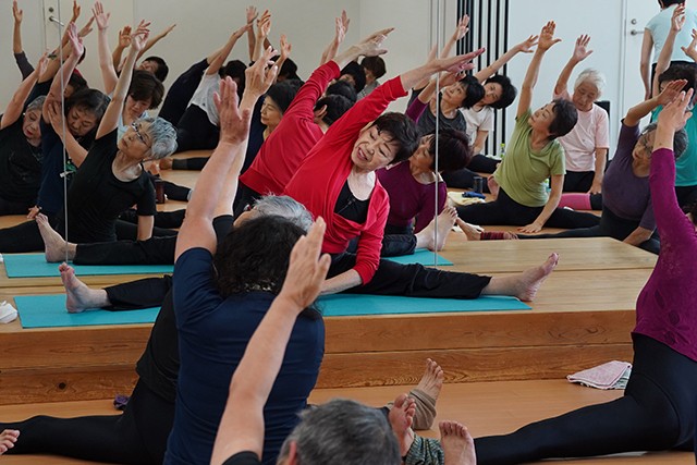 腕を真上にまっすぐ伸ばせますか 脇腹の筋肉を使う体操