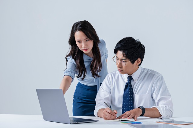 憧れの年上女性に仕事を教わる年下男性※画像はイメージです（One/stock.adobe.com/）
