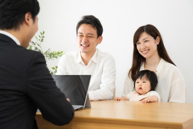 共働き世帯の9割超が「生命保険・医療保険に加入している」　※画像はイメージです（polkadot/stock.adobe.com）