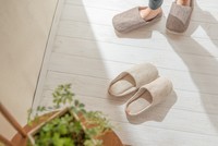 待合室のスリッパ　※この画像はイメージです（maikopowerpad/stock.adobe.com）
