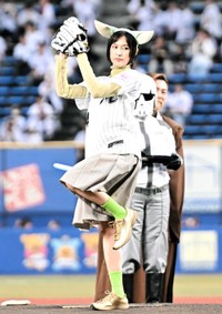 始球式を努める恒松祐里