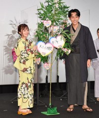 　ハート型の短冊をササにつけてお願いした橋本環奈（左）と杉野遥亮＝東京・ＴＯＨＯシネマズ六本木ヒルズ（撮影・伊藤笙子）