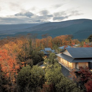 美しい芙蓉峰を望みながら至福のもてなしを堪能。