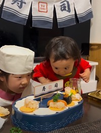 ふたりでジーッとお寿司を見つめます…！（提供：＠nao703u_uさん）
