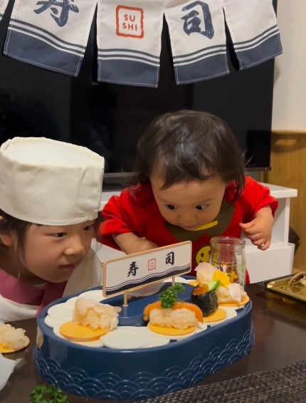 ふたりでジーッとお寿司を見つめます…！（提供：＠nao703u_uさん）
