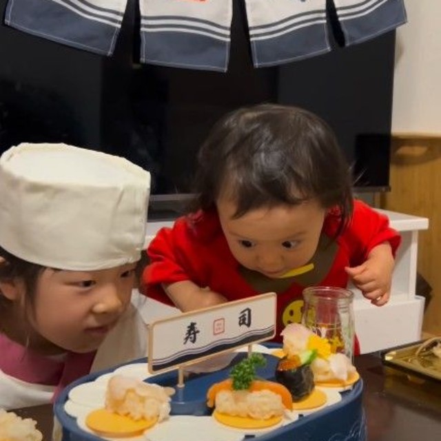 ふたりでジーッとお寿司を見つめます…！（提供：＠nao703u_uさん）
