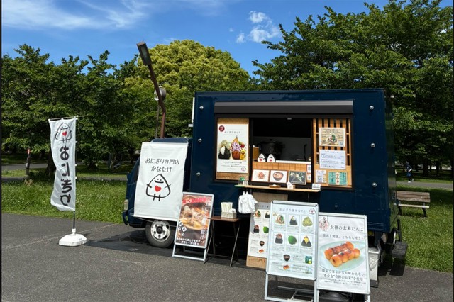 東京都内や埼玉県内の公園や大学などに出店しています。熱中症になることを避けるため、事前予約フォームを作成し、受け付け（画像提供：おにぎり屋かなたけ）