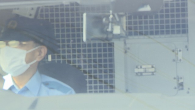 送検される被告　8月