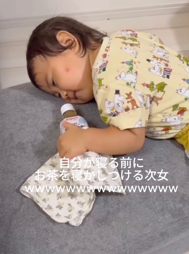 次女ちゃんが寝かしつけていたのはまさかの…！？（提供：@rioland.0421さん）

