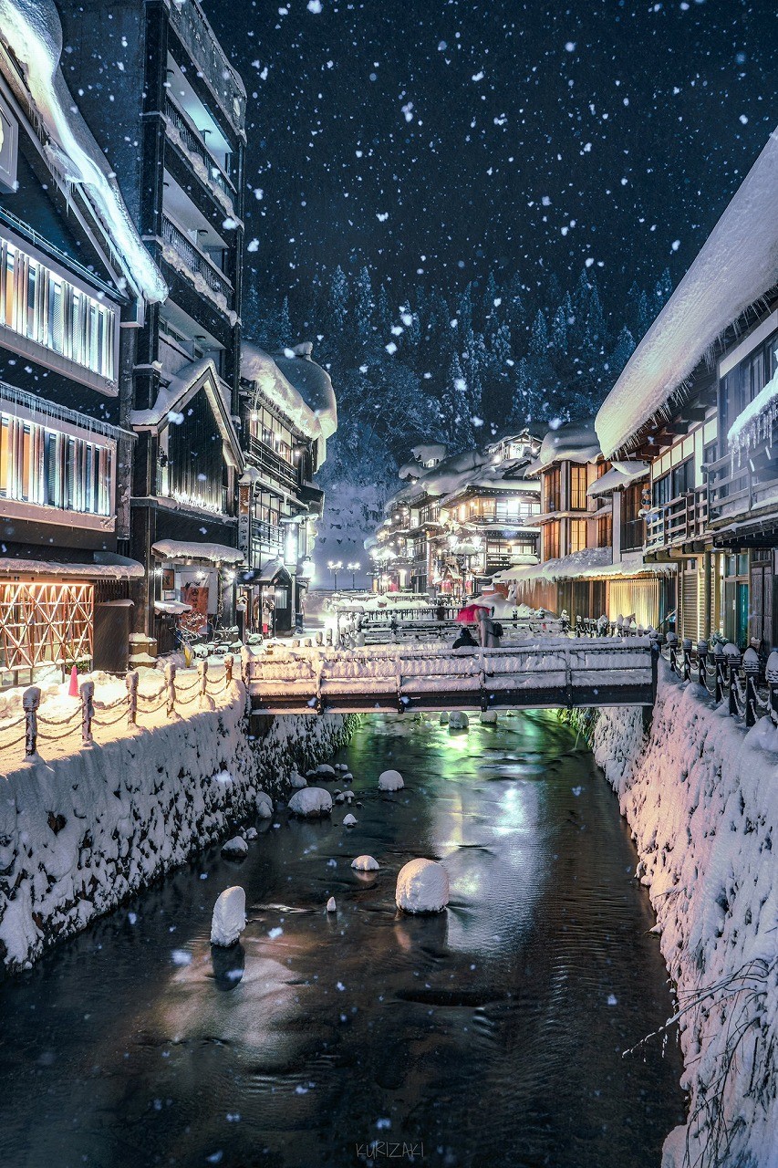 雪ふりつむ夜の温泉街が絵画のよう…本気だしてきた冬の温泉街が美し
