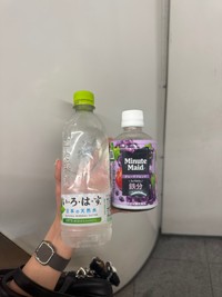 女性2人からもらったペットボトル飲料（藤江れいなさんの公式Xから）