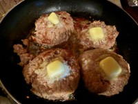 【再現料理】「スーパーくいしん坊」50ミリハンバーグ／ズボラの漫画飯再現料理さん（@kuronekotitai22）提供