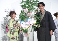 　ハート型の短冊をササにつけてお願いした橋本環奈（左）と杉野遥亮＝東京・ＴＯＨＯシネマズ六本木ヒルズ（撮影・伊藤笙子）