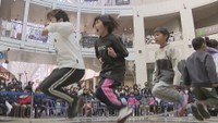 小学生がジャンプ！　商店街で大なわとび大会　香川