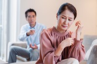 更年期症状が理解されなくてつらい...※画像はイメージです。（maroke/stock.adobe.com/）
