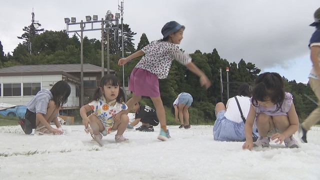 山上で真夏の雪遊び　噴き出す人工雪に子どもたちは大はしゃぎ　香川・雲辺寺山頂公園