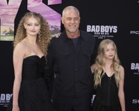 （左から）ビリー・ベアトリス・デイン、エリック・デイン、ジョージア・ジェラルディン・デイン（2024年）©Ｂｉｌｌｙ　Ｂｅｎｎｉｇｈｔ／ＺＵＭＡ　Ｐｒｅｓｓ　Ｗｉｒｅ／共同通信イメージズ