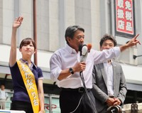 参院大阪選挙区に立候補した渡辺莉央氏（左）の応援演説に立った国民民主党・榛葉賀津也幹事長（同2人目）＝大阪市内