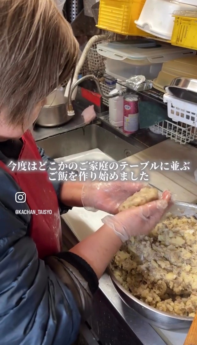 60歳を過ぎた頃に総菜店を始めた／「かあちゃんと大将」（@kachan_taisyo）提供