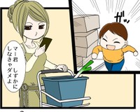 店内を走り回る子どもと注意せずにスマホばかり見ている母（クマさん提供）