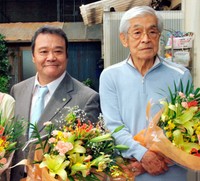 「釣りバカ日誌20 ファイナル」の撮影を終え、花束を贈られた西田敏行さん（左）と三国連太郎さん＝2009年