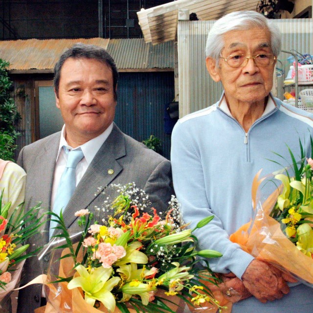 「釣りバカ日誌20 ファイナル」の撮影を終え、花束を贈られた西田敏行さん（左）と三国連太郎さん＝2009年