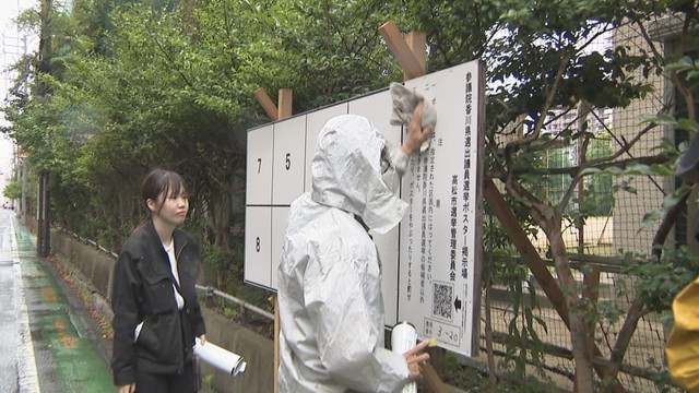 ポスター掲示板の変更作業　旧四番丁小学校前　高松市番町