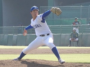 グラブに「就活中」の文字　大阪経済大・才木海翔、自慢の速球で切り開く道