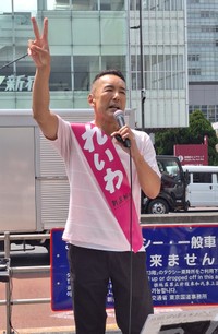 参院選の公示日に第一声を上げた、れいわ新選組の山本太郎代表＝都内のJR新宿駅前