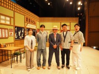 （左から） 古川奈穂騎手、坂井瑠星騎手、矢作芳人調教師、ビタミンS・お兄ちゃん、もじゃ吉田