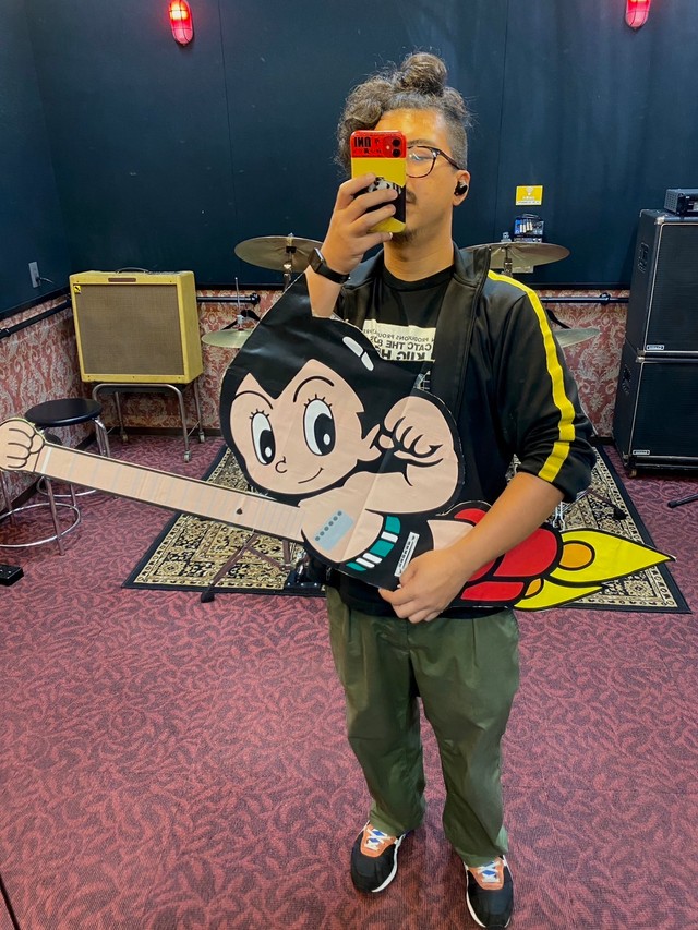 段ボールで制作した試作品。まるでアトムを抱っこしているよう©Tezuka Productions