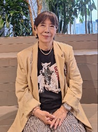 「ウルトラＱ」の代表的な怪獣「ゴメス」のＴシャツ姿で、著書に綴った現場のエピソードを語る女優・桜井浩子＝都内