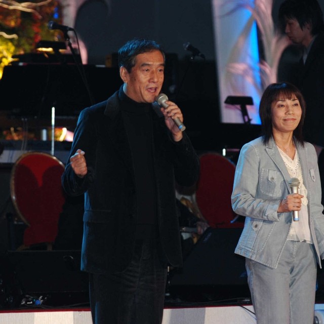 2005年、渡辺プロ創立50周年パーティーで歌うトワ・エ・モア＝東京プリンスホテル