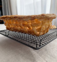 見事に焼き上がった、パイで編んだ籠（かご）＝「citrusおにぎり」さんのX（@citrusorange8）より