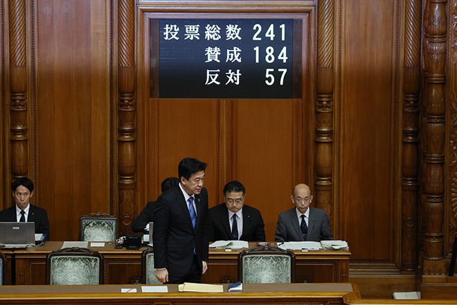 Diet passes bills to revise imperial law, penalize flag desecration