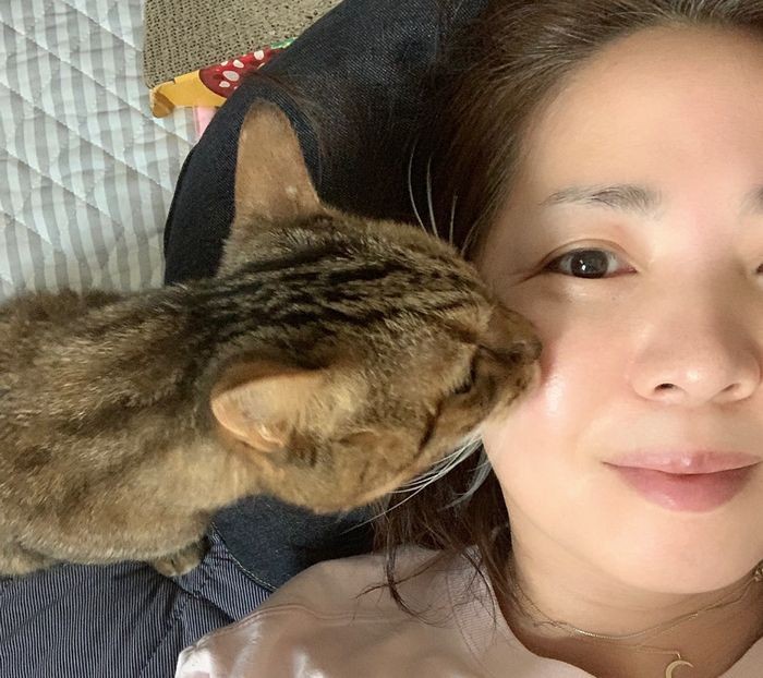 おかあさん（tekoさん）にチューをするめめちゃん