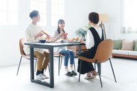 笑顔で団らんする家族※画像はイメージです（siro46/stock.adobe.com）