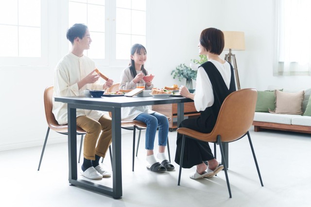 笑顔で団らんする家族※画像はイメージです（siro46/stock.adobe.com）
