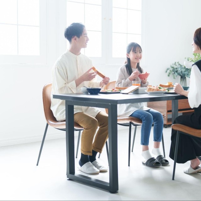 笑顔で団らんする家族※画像はイメージです（siro46/stock.adobe.com）