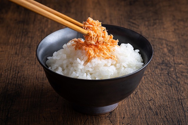 食べている最中に、鮭フレーク瓶に箸をそのまま突っ込んで…！？（健二 中村/stock.adobe.com）