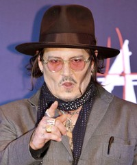 約8年半ぶりに来日し、イベントでポーズを決めるジョニー・デップ＝2025年