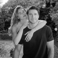 リアム・ヘムズワース（右）とガブリエラ・ブルックス